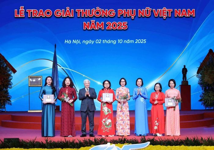 Các tập thể nhận Giải thưởng Phụ nữ Việt Nam năm 2025. Ảnh: Phương Hoa - TTXVN