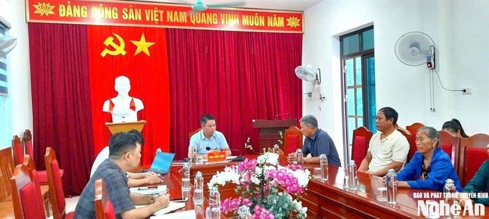 Chủ tịch UBND xã Hưng Nguyên Nam tiếp công dân. Ảnh: CSCC