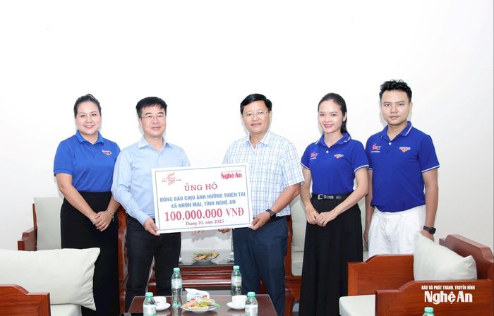 Câu lạc bộ Thiện nguyện Bắc Trung Nam trao 100 triệu đồng hỗ trợ người dân xã Nhôn Mai bị thiệt hại sau thiên tai. Ảnh: Thanh Quỳnh