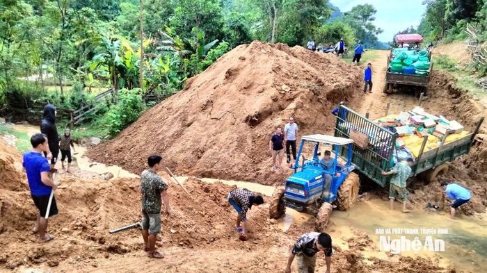 Quãng đường di chuyển từ trung tâm xã đến các địa bàn chia cắt tới 22 km, chủ yếu là đi bộ băng rừng, phải mất hơn 5 tiếng đồng hồ chính quyền địa phương mới đưa hàng hóa đến được tận tay người dân. Ảnh: Nguyễn Nam