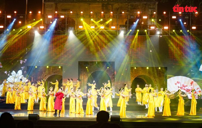 Văn nghệ tại lễ trao giải báo chí.