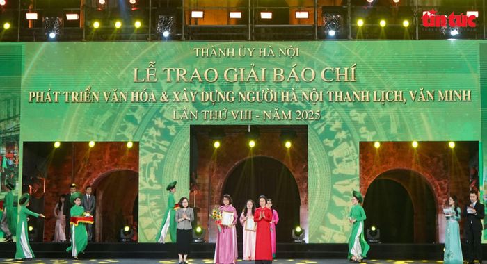Các tác giả, nhóm tác giả được trao giải C tại lễ trao giải báo chí về phát triển văn hóa và xây dựng người Hà Nội thanh lịch, văn minh.