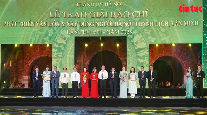 Các tác giả, nhóm tác giả được trao giải A tại lễ trao giải báo chí về phát triển văn hóa và xây dựng người Hà Nội thanh lịch, văn minh.