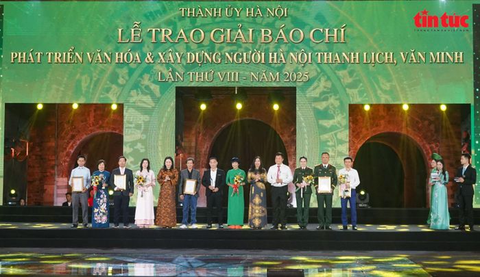 Các tác giả, nhóm tác giả được trao giải B tại lễ trao giải báo chí về phát triển văn hóa và xây dựng người Hà Nội thanh lịch, văn minh.