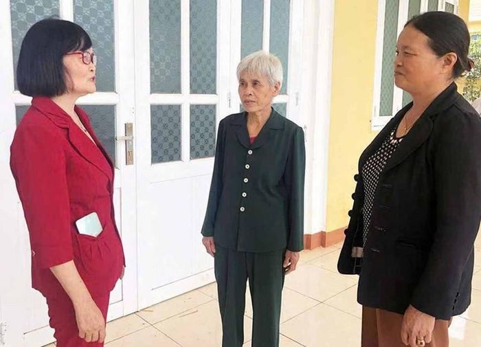 Bà Trần Thị Như Hoa (bìa trái) trao đổi với hội viên người cao tuổi của thôn. Ảnh: Phương Dung 