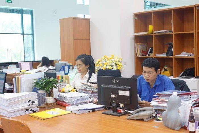 Công chức Kho bạc Nhà nước kiểm soát các thủ tục hồ sơ thanh toán vốn trên Dịch vụ công trực tuyến của Kho bạc. Ảnh: H.T