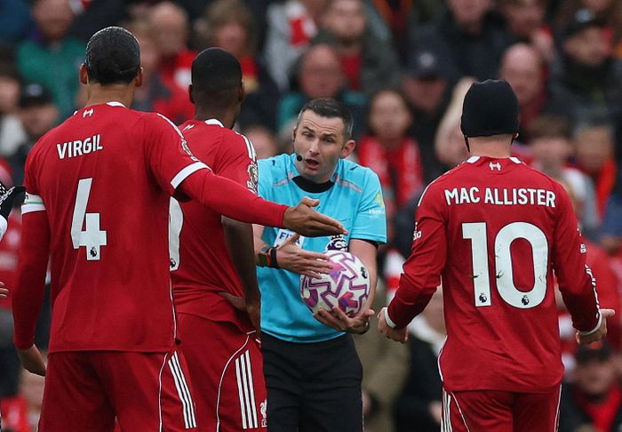 Trọng tài Michael Oliver bị chỉ trích. Ảnh: Reuters.