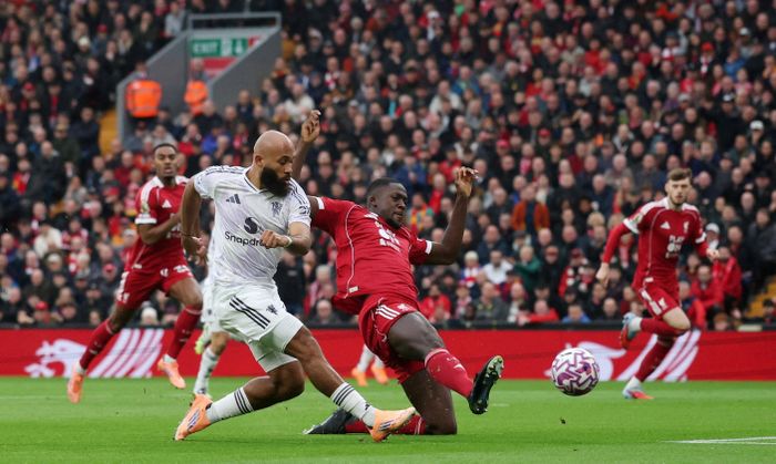  Bryan Mbeumo ghi bàn mở tỷ số trước Liverpool. 