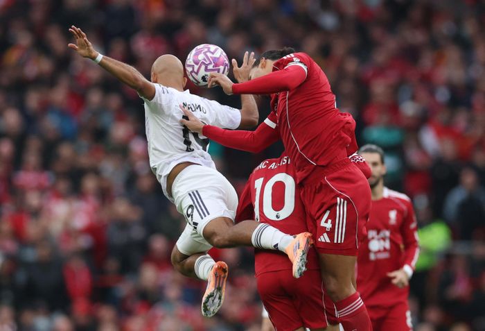  Hàng thủ mỏng manh khiến Liverpool thất bại. 