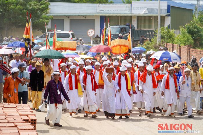  Dưới ánh nắng chói chang, đoàn rước Y trang Nữ thần xứ sở Pô Inư Nưgar qua các ngõ làng Chăm Hữu Đức, hướng đến sân vận động thôn Hữu Đức. Ảnh: HIẾU GIANG 
