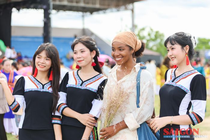  Nhiều du khách thích thú khi được trải nghiệm không khí văn hóa Chăm sôi động, chiêm ngưỡng các nghi lễ tôn giáo và điệu múa truyền thống. Ảnh: HIẾU GIANG 