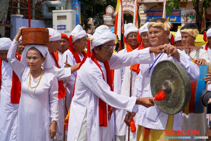  Đúng 13 giờ, sau hồi chiêng, trống báo hiệu, đoàn rước chính thức khởi hành. Dẫn đầu là các vị chức sắc Chăm theo đạo Bàlamôn. Tiếp đến là đội khiêng kiệu với cờ lọng 