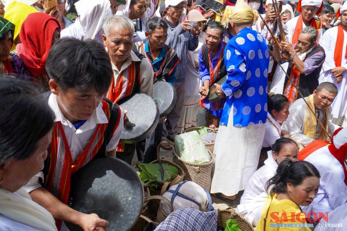  Người Chăm đón y trang do người Raglai trao - nghi thức linh thiêng thể hiện sự gắn kết giữa hai cộng đồng dân tộc anh em. Ảnh: HIẾU GIANG 