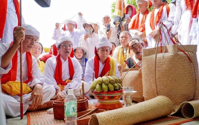 Lễ đón y trang diễn ra trong không khí thiêng liêng, trang trọng. Ảnh: Bá Duy