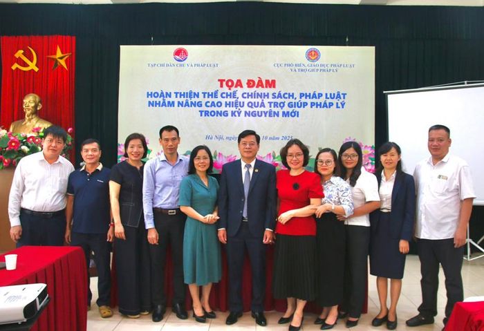  Các đại biểu tham gia tọa đàm. 