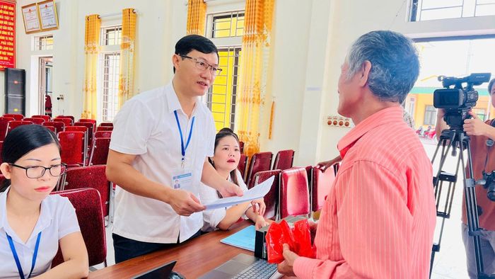 Ông Tưởng Đăng Hào (trái), Phó Chủ tịch UBND, Giám đốc Trung tâm Phục vụ hành chính công xã Đại Đồng với phương châm “Hành chính gần dân – Vì dân phục vụ”.
