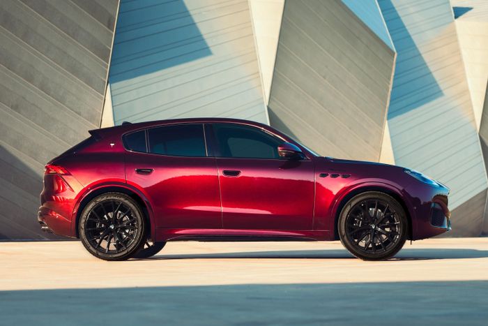 Lưới tản nhiệt đặc trưng của Maserati với logo cây đinh ba.