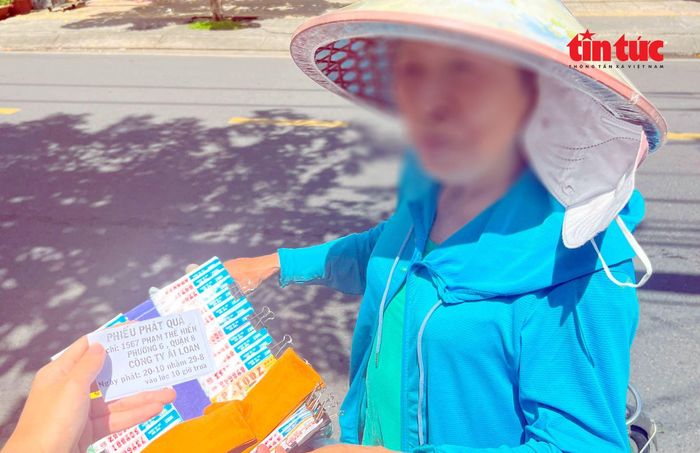 Nhiều người lao động đội nắng, đạp xe đến địa chỉ để lấy phần quà từ thiện nhưng rồi lại ra về “tay trắng”.
