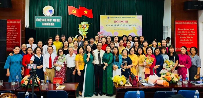 Các văn nghệ sĩ nữ tham dự Hội nghị Văn nghệ sĩ nữ Đà Nẵng năm 2025. Ảnh: ĐOÀN HẠO LƯƠNG