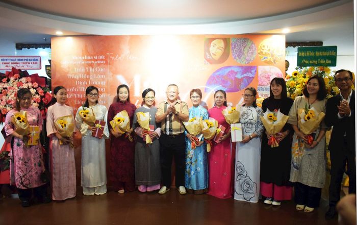 Thời gian qua, Bảo tàng Mỹ thuật Đà Nẵng đã tổ chức nhiều triển lãm dành cho họa sĩ nữ, giới thiệu các tác phẩm đến công chúng trong và ngoài nước. Trong ảnh: Khai mạc triển lãm “Màu phái đẹp”. Ảnh: ĐOÀN HẠO LƯƠNG