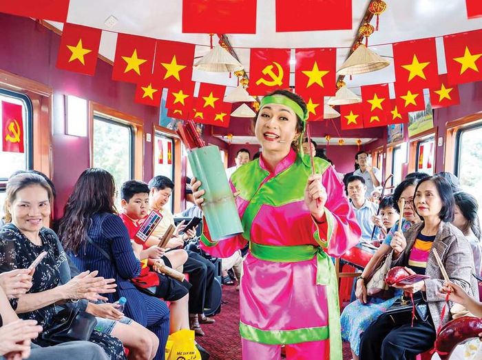  Chị Lê Thị Hồng Diễm-Diễn viên Đoàn ca kịch bài chòi (Nhà hát nghệ thuật truyền thống tỉnh), biểu diễn trong chương trình Chuyến tàu di sản Về miền đất Võ. 