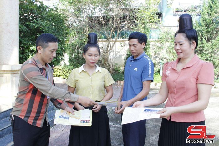 Cán bộ Trung tâm Trợ giúp pháp lý Nhà nước tỉnh hướng dẫn hòa giải viên tuyên truyền, phổ biến giáo dục pháp luật cho nhân dân.