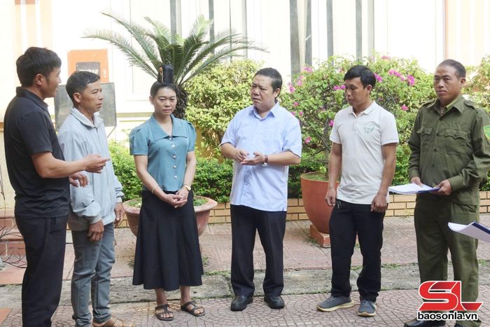 Lãnh đạo Sở Tư pháp trao đổi với hòa giải viên về kỹ năng, nghiệp vụ trong công tác hòa giải ở cơ sở.