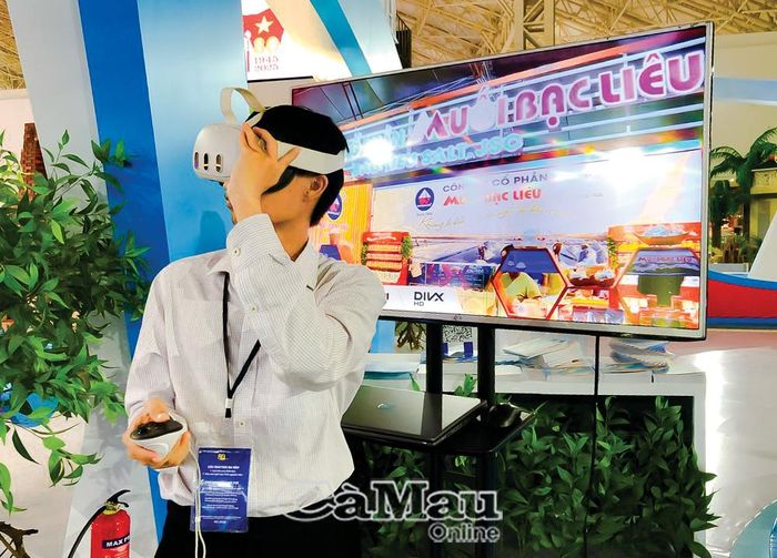 Du khách trải nghiệm các sản phẩm du lịch của Cà Mau qua kính thực tế ảo (VR). Ảnh: NGUYỄN QUỐC