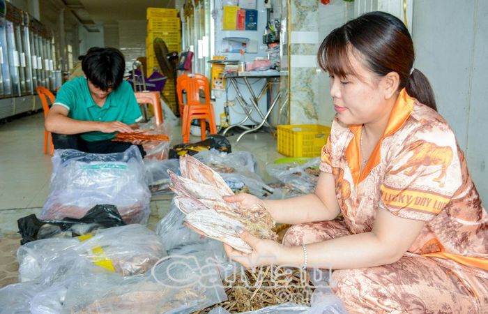 Ở tuổi 36, chị Nguyễn Bích Tiền khởi nghiệp thành công với 4 sản phẩm đạt OCOP. Trung bình mỗi tháng, chị bán trực tiếp và trực tuyến hàng tấn cá khô biển các loại ra thị trường.
