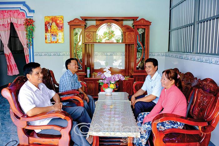 Cán bộ xã Khánh Lâm đến thăm và chúc mừng chị Nguyễn Tuyết Mai, Ấp 6, sau khi gia đình chị được hỗ trợ xây dựng căn nhà mới.