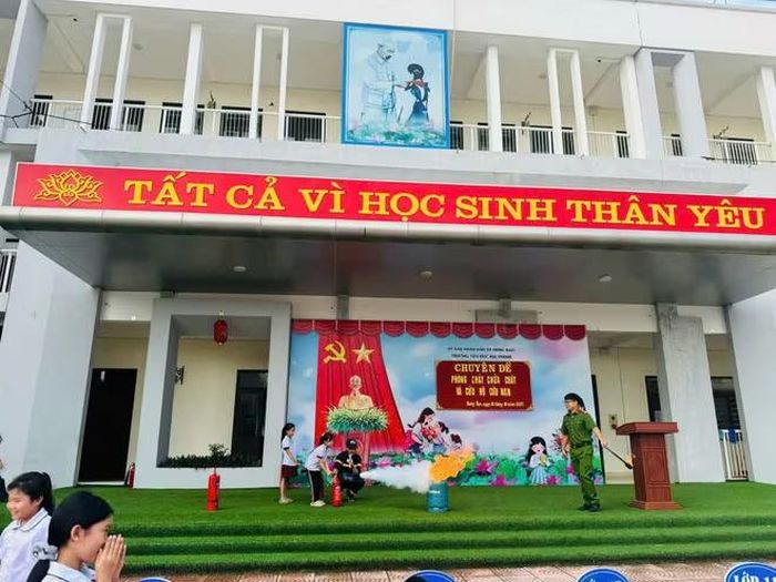 Cán bộ Đội chữa cháy và cứu nạn, cứu hộ khu vực số 29 hướng dẫn giáo viên, học sinh thực hành chữa cháy