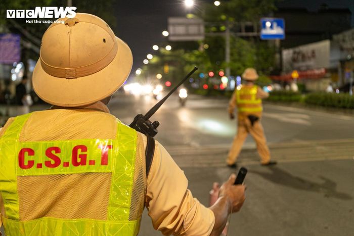  Trước đó, thực hiện chỉ đạo của Cục trưởng Cục CSGT, lực lượng CSGT toàn quốc đồng loạt ra quân kiểm tra chuyên đề nồng độ cồn. Sau hai ngày triển khai (18-19/10), CSGT toàn quốc phát hiện và xử lý 8.432 trường hợp vi phạm, gồm 4 lái xeô tô khách, 39 lái xeô tô tải, 280 lái xe ô tô con, 8.003 lái xe mô tô và 106 người điều khiển phương tiện thô sơ. 