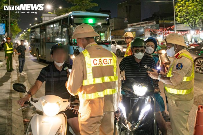  Tại Hà Nội, lực lượng CSGT đã kiểm tra 26.694 phương tiện các loại, qua đó phát hiện và xử lý 916 trường hợp vi phạm nồng độ cồn, gồm 872 mô tô, 26 ô tô và 18 phương tiện khác. 
