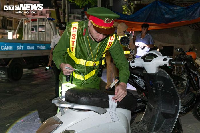  Tại thời điểm kiểm tra, tài xế H.V.S vi phạm nồng độ cồn ở mức 0,298 mg/L khí thở. 