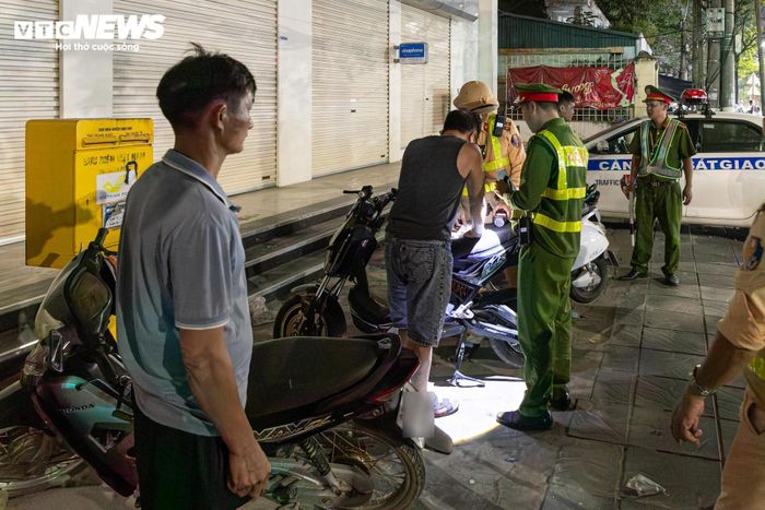  Chỉ hơn 30 phút kiểm tra, Đội CSGT số 9 đã phát hiện, xử lý 6 trường hợp vi phạm nồng độ cồn. 