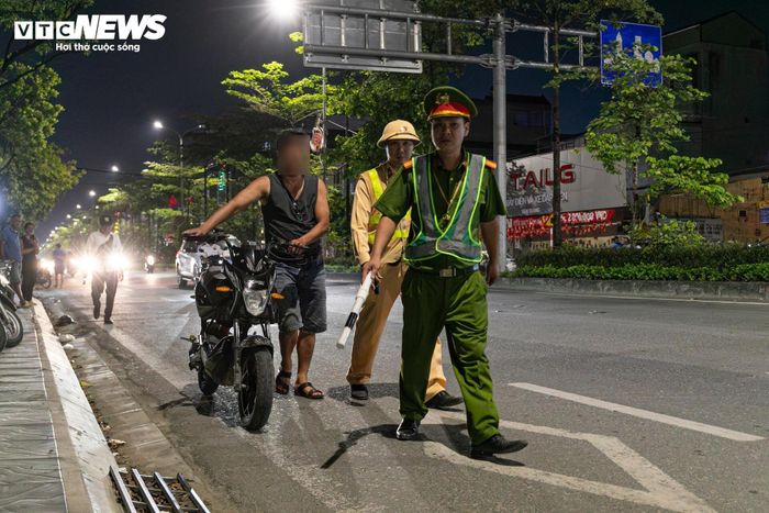  Chỉ ít phút sau, một nam tài xế lái xe máy điện khi phát hiện chốt kiểm tra nồng độ cồn của CSGT lập tức quay đầu đi ngược chiều để bỏ chạy. Tuy nhiên, người này nhanh chóng bị lực lượng chức năng tiếp cận, yêu cầu quay lại chốt để kiểm tra. 