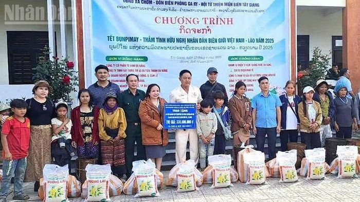  Anh Nguyễn Văn Sao cùng Hội từ thiện Miền Biên Tây Giang thăm tặng quà cho người dân các bản nước bạn Lào nhân dịp tết Punpimay năm 2025. (ẢNH: HIỀN THÚY). 