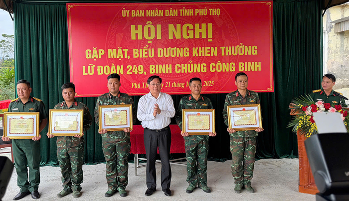 Tại hội nghị, đồng chí Trần Duy Đông đã trao Bằng khen tặng tập thể Lữ đoàn và 5 cá nhân đã hoàn thành xuất sắc nhiệm vụ đảm bảo giao thông tại khu vực cầu Phong Châu.