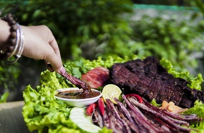 Món thịt trâu hun khói dai ngon, thơm mùi mắc khén, đặc trưng vùng cao Lai Châu