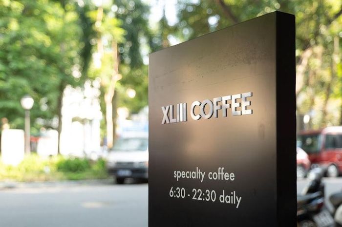 Sự xuất hiện của biển hiệu XLIII Coffee tại tuyến phố Quang Trung thể hiện sự theo đuổi triết lý "giá trị nguyên bản" , tập trung vào giá trị vốn có của hạt cà phê ngay tại đất thủ đô. Nguồn ảnh: XLIII Coffee