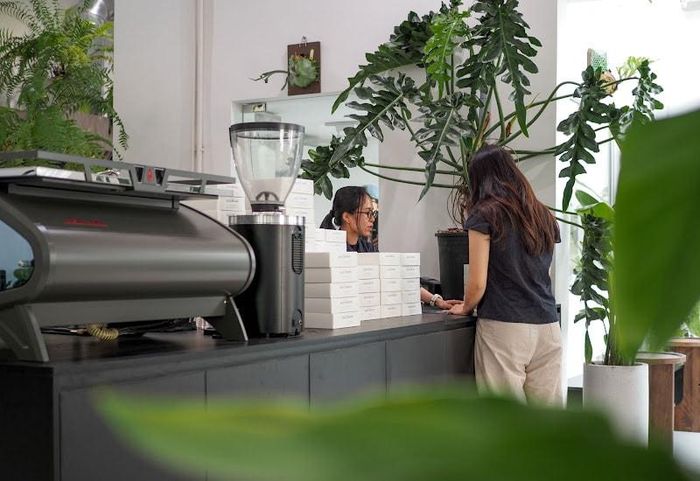 Quán phục vụ các lô cà phê specialty hiếm có từ nhiều đối tác quốc tế như Fincas Mierisch và Granja La Esperanza , với đội ngũ "worker" đóng vai trò như "hướng dẫn viên" về cà phê. Nguồn XLIII Coffee