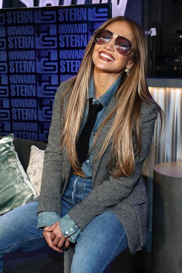  Jennifer Lopez trong chương trình The Howard Stern Show. Ảnh: Getty Images. 