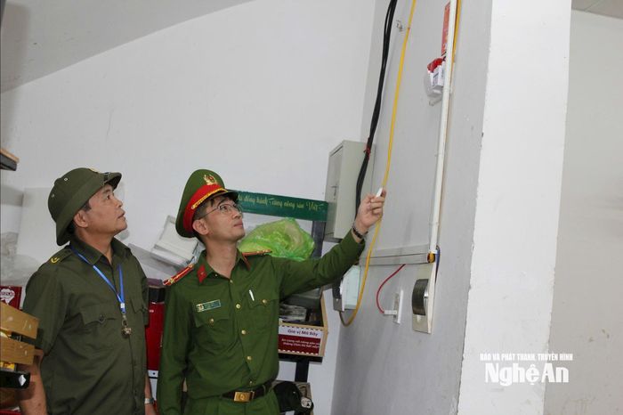 Ông Phạm Trọng Tạo tham gia cùng Công an phường Trường Vinh kiểm tra hệ thống PCCC tại các quán, nhà hàng... Ảnh: PV