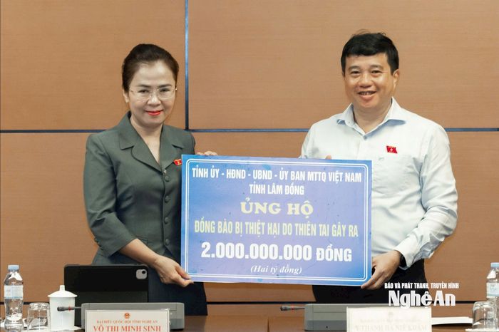 Đồng chí Y Thanh Hà Niê Kđăm - Ủy viên Ban Chấp hành Trung ương Đảng, Bí thư Tỉnh ủy, Trưởng Đoàn đại biểu Quốc hội tỉnh Lâm Đồng trao ủng hộ tỉnh Nghệ An 2 tỷ đồng để khắc phục hậu quả thiên tai. Ảnh: Quang Vinh