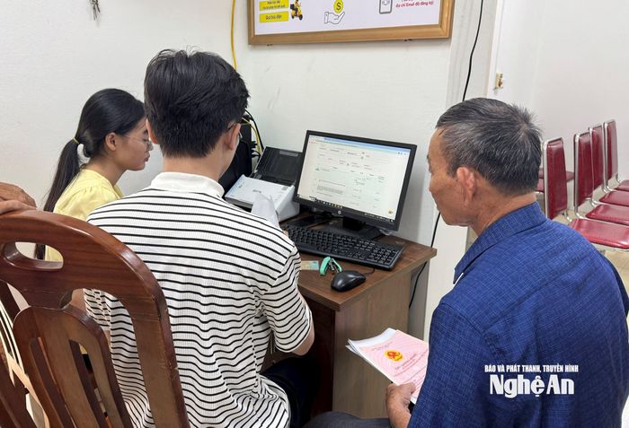 Người dân kê khai thông tin về đất đai tại Trung tâm Phục vụ hành chính công xã Hưng Nguyên. Ảnh: Nguyễn Hải