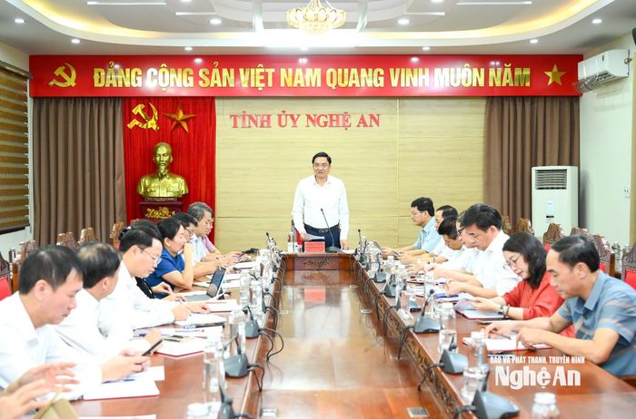 Thường trực Tỉnh ủy làm việc với các cơ quan tham mưu, giúp việc Tỉnh ủy. Ảnh: Thành Cường