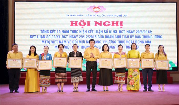 Trao tặng Bằng khen của UB MTTQ tỉnh cho các tập thể, cá nhân có thành tích tiêu biểu trong thực hiện Kết luận số 01/KL-ĐCT của Đoàn Chủ tịch Ủy ban Trung ương MTTQ Việt Nam. Ảnh: Thanh Quỳnh