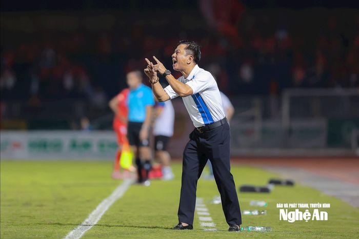 Huấn luyện viên Văn Sỹ Sơn liên tục "hò hét" để thúc đẩy tinh thần thi đấu của các học trò. Ảnh: Xuân Thủy