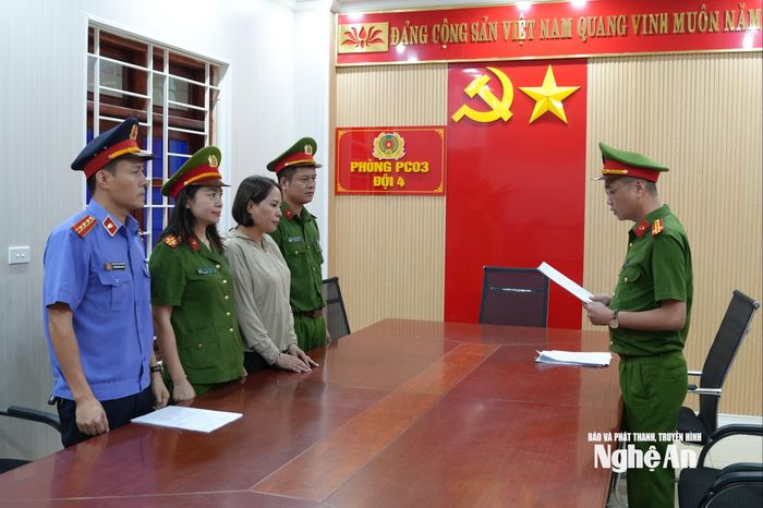 Cơ quan Cảnh sát điều tra Công an tỉnh Nghệ An đọc lệnh khởi tố vụ án, khởi tố bị can và bắt tạm giam đối với Phan Thị Mai. Ảnh: Phạm Thủy