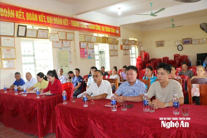Lãnh đạo Văn Phòng Đảng ủy và Ban xây dựng Đảng xã Tiền Phong dự sinh hoạt Chi bộ bản Na Cày. Ảnh: G.H